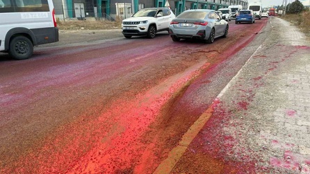 Kapaklı'da yol kırmızıya büründü, sürücüler şaşkınlık yaşadı